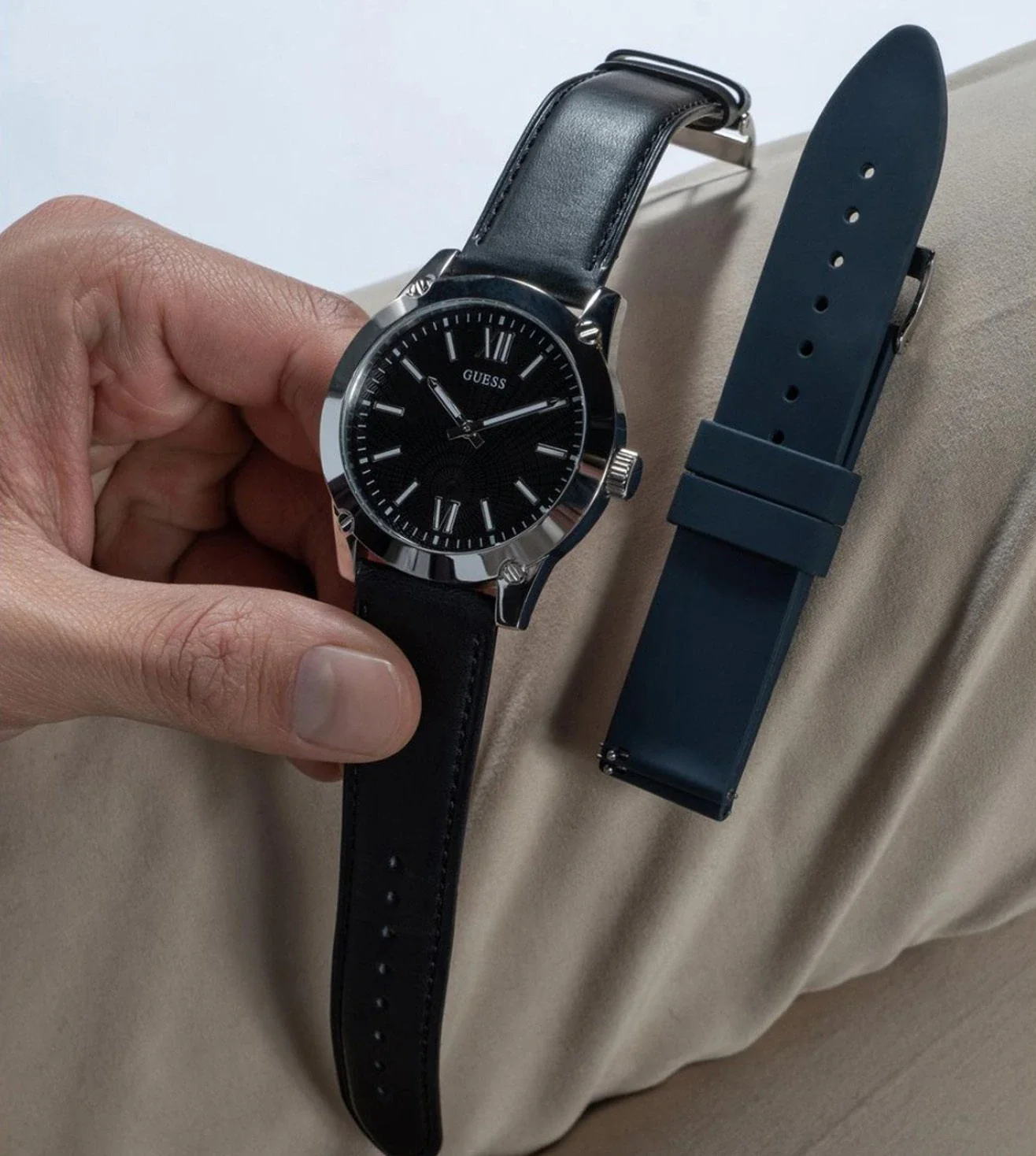 GW0630G1 | GUESS Analog Watch for Men With Interchangeable Strap - Image 2